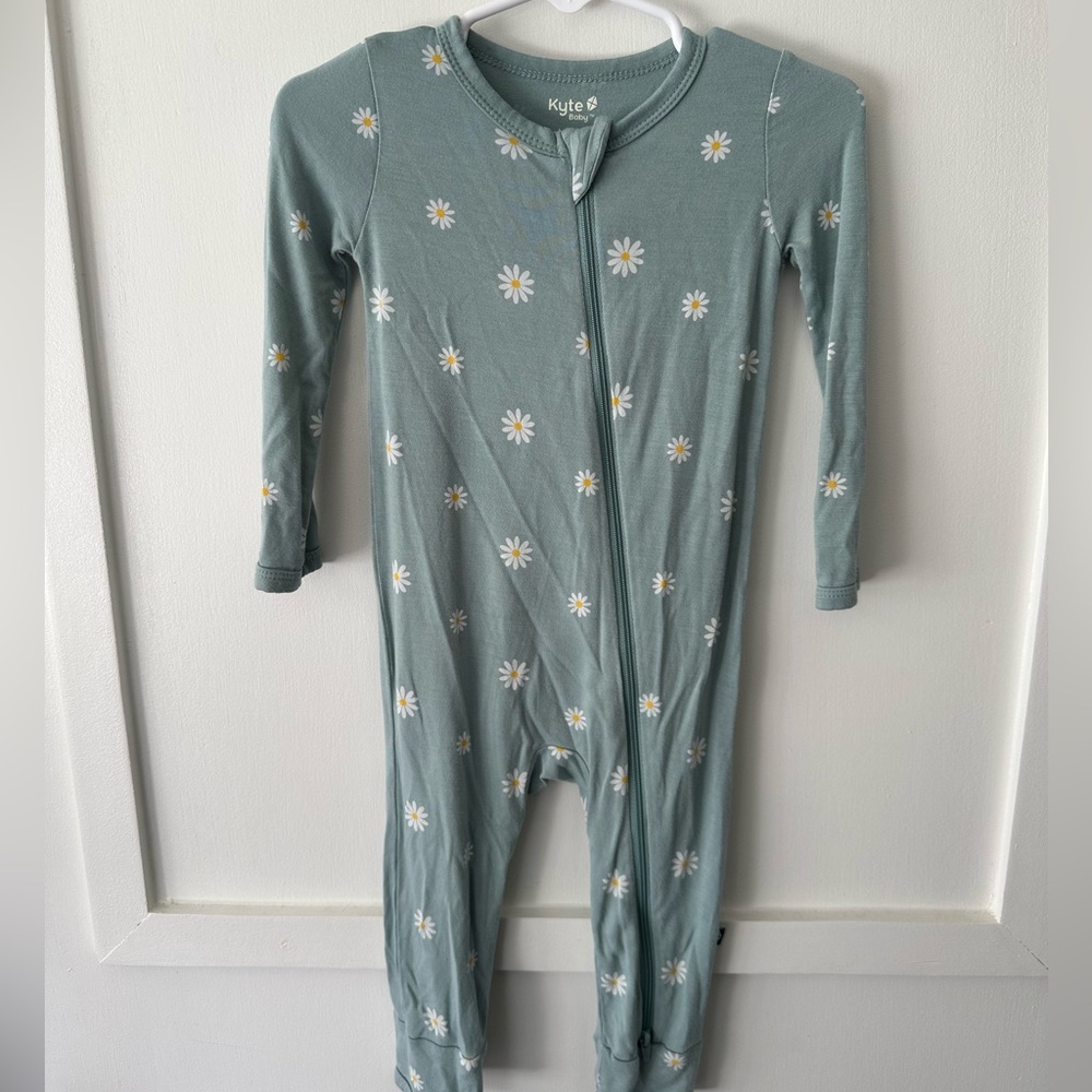 Kyte Baby Daisy Zip Romper